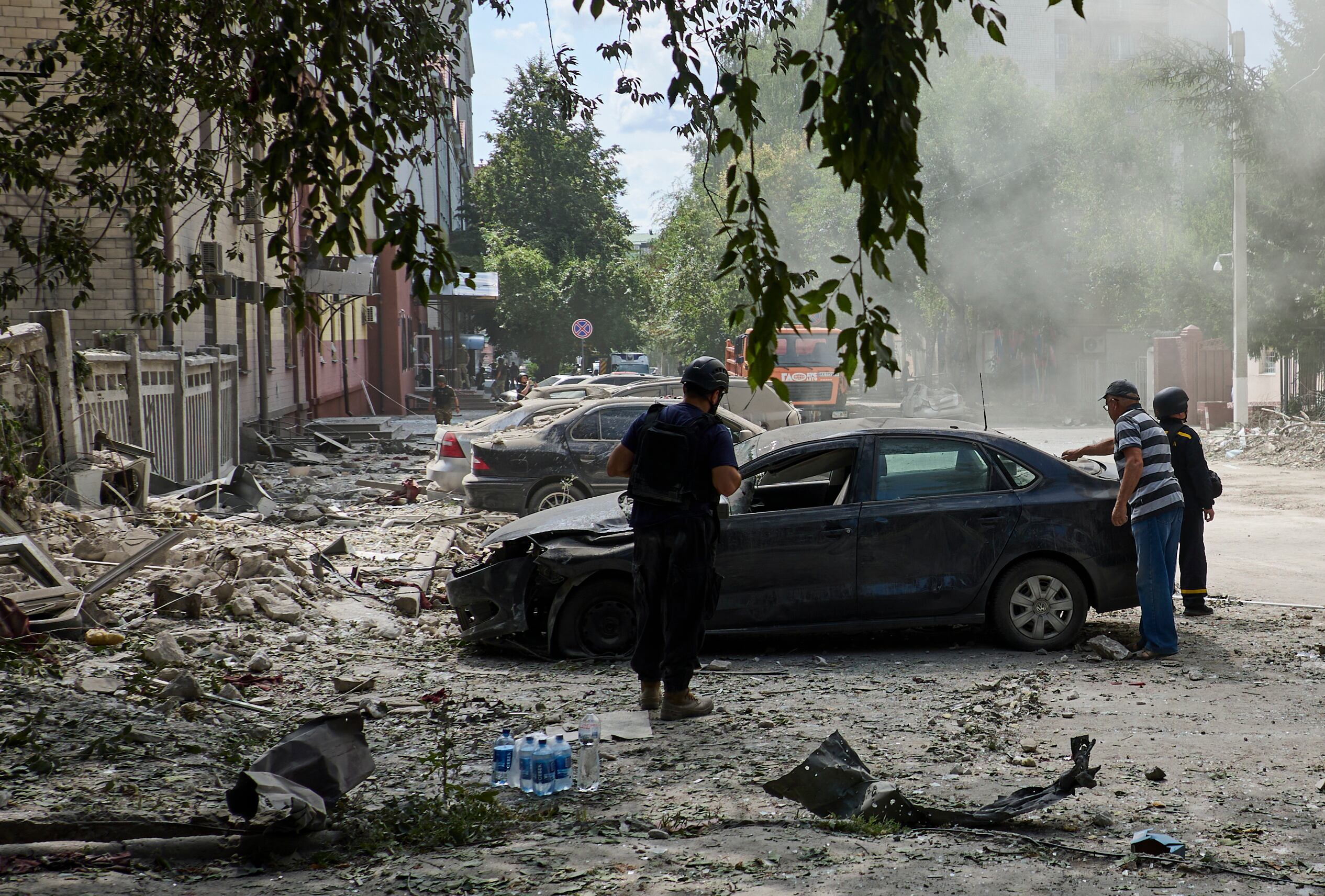 Kharkiv (Ukraine), 06/08/2024.- The scene of a Russian rocket strike in downtown Kharkiv, northeastern Ukraine, 06 August 2024. At least eight people were injured, including one eight-month-old child, after a Russian rocket hit downtown Kharkiv according to the National Police report. Russian troops entered Ukrainian territory on 24 February 2022, starting a conflict that has provoked destruction and a humanitarian crisis. (Rusia, Ucrania) EFE/EPA/SERGEY KOZLOV