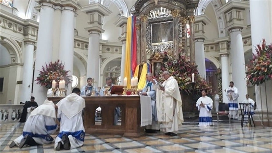 “Se le veía muy conmovido y después de estar un rato en oración se despidió y regresó en su helicóptero", dijo Álzate.. Foto: W