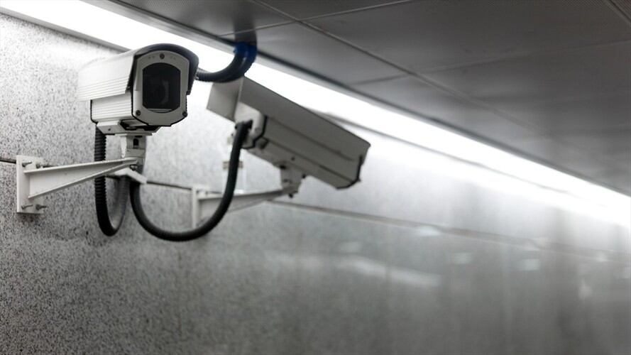 Mujer posó en ropa interior frente a cámara de seguridad de estación de metro. Foto: Getty Images