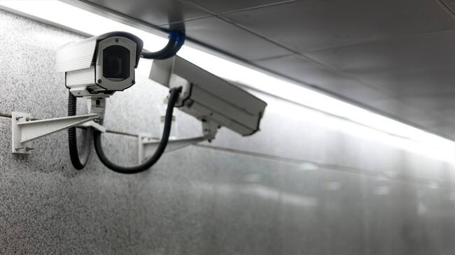 Mujer posó en ropa interior frente a cámara de seguridad de estación de metro. Foto: Getty Images