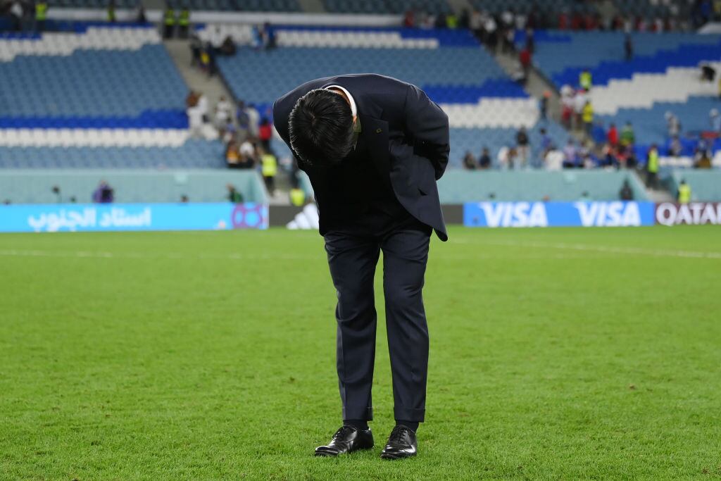 Japón vs Croacia. Hajime Moriyasu entrenador de Japón agradece a los aficionados nipones tras quedar eliminado del Mundial de Qatar 2022. Foto: Mike Hewitt - FIFA/FIFA via Getty Images