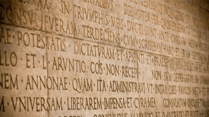 Imagen de referencia de un texto en latín. Foto: Getty Images / AZemdega