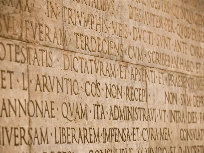 Imagen de referencia de un texto en latín. Foto: Getty Images / AZemdega