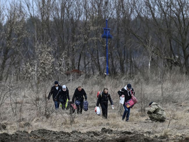 Foto de referencia de civiles ucranianos que huyen en medio del avance militar de Rusia, que comenzó el 24 de febrero de 2022. (Photo by ARIS MESSINIS / AFP) (Photo by ARIS MESSINIS/AFP via Getty Images)
