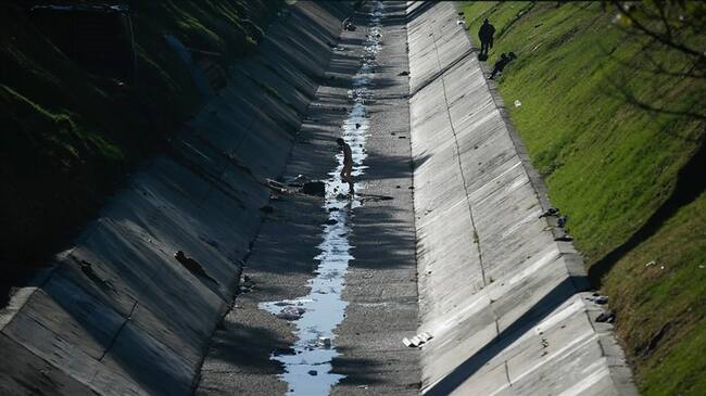 Distrito intervino nuevamente el caño de la calle 6 con 30 . Foto: Colprensa