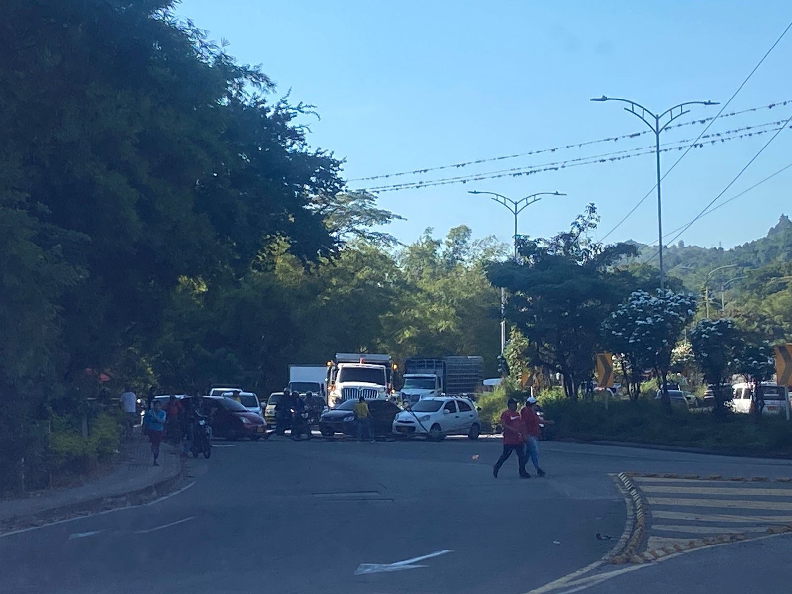 Comenzó en varios puntos del área metropolitana de Bucaramanga la movilización por el alza del precio de la gasolina. Foto: Laura Basto / W Radio