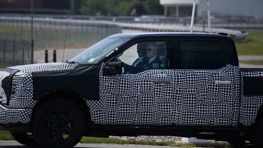 Joe Biden al volante en una camioneta eléctrica. Foto: Getty Images