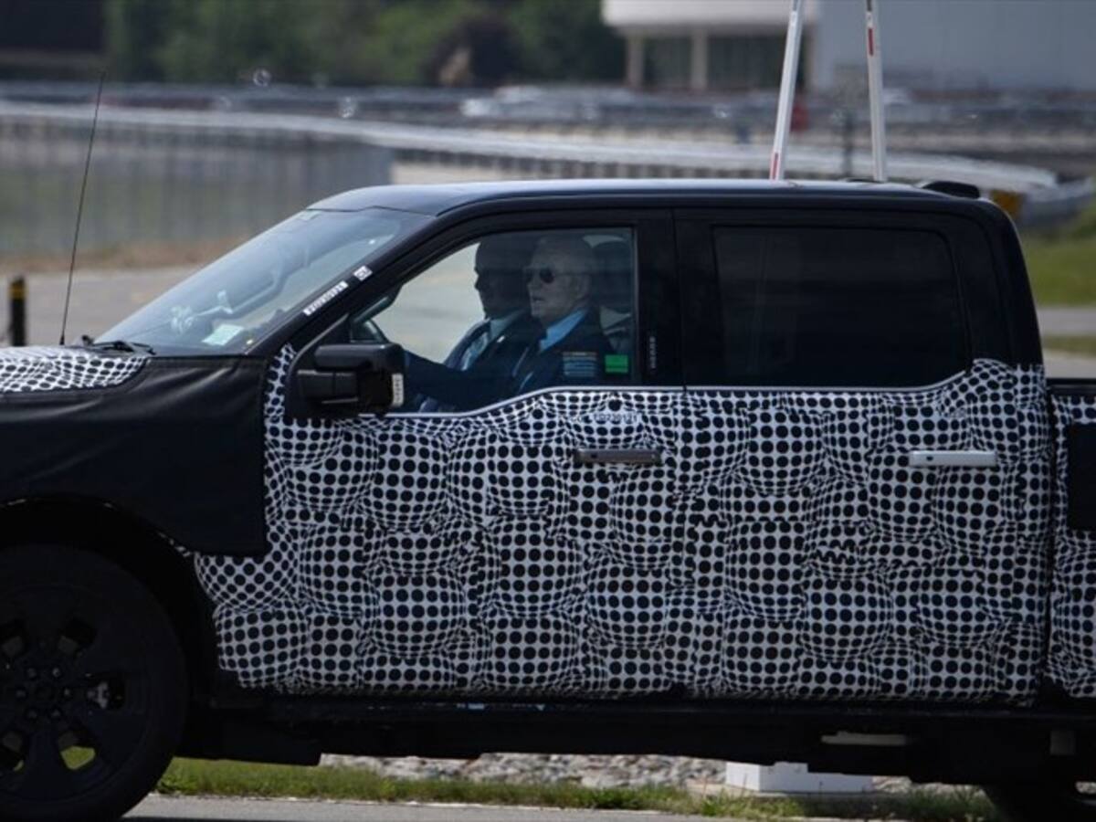 Joe Biden al volante en una camioneta eléctrica