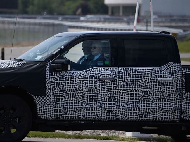 Joe Biden al volante en una camioneta eléctrica. Foto: Getty Images