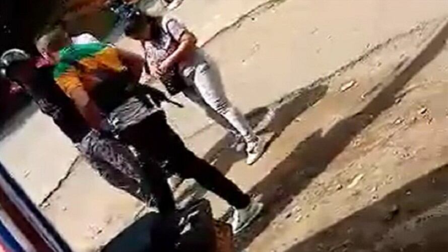 La captura de los sujetos generó alerta entre la población, pues los funcionarios vestían prendas de civil y portaban armas de largo alcance . Foto: Cortesía