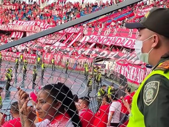 Los hinchas implicados en los enfrentamientos no podrán volver al estadio por un año. Foto: Alcaldía.