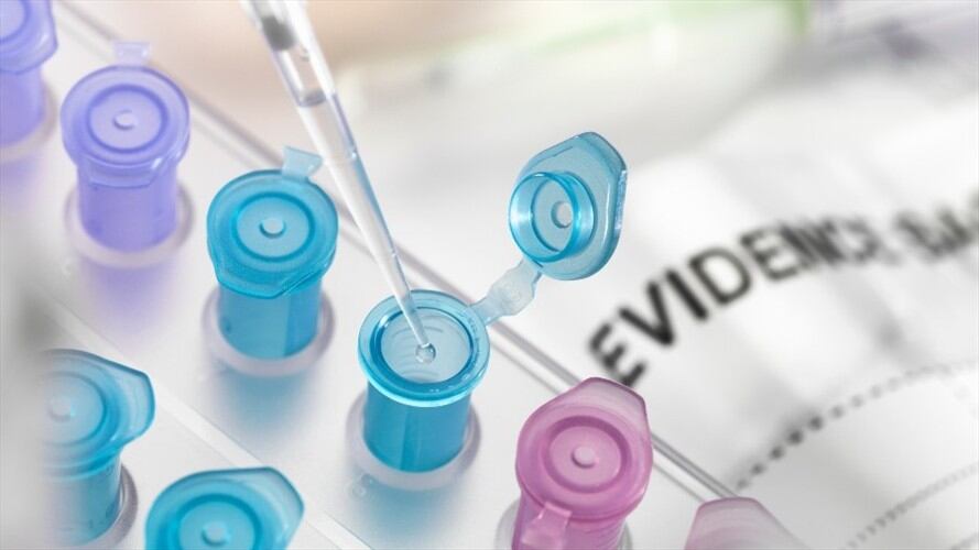 Foto ilustrativa de una prueba de ADN. Foto: Getty Images/Andrew Brookes