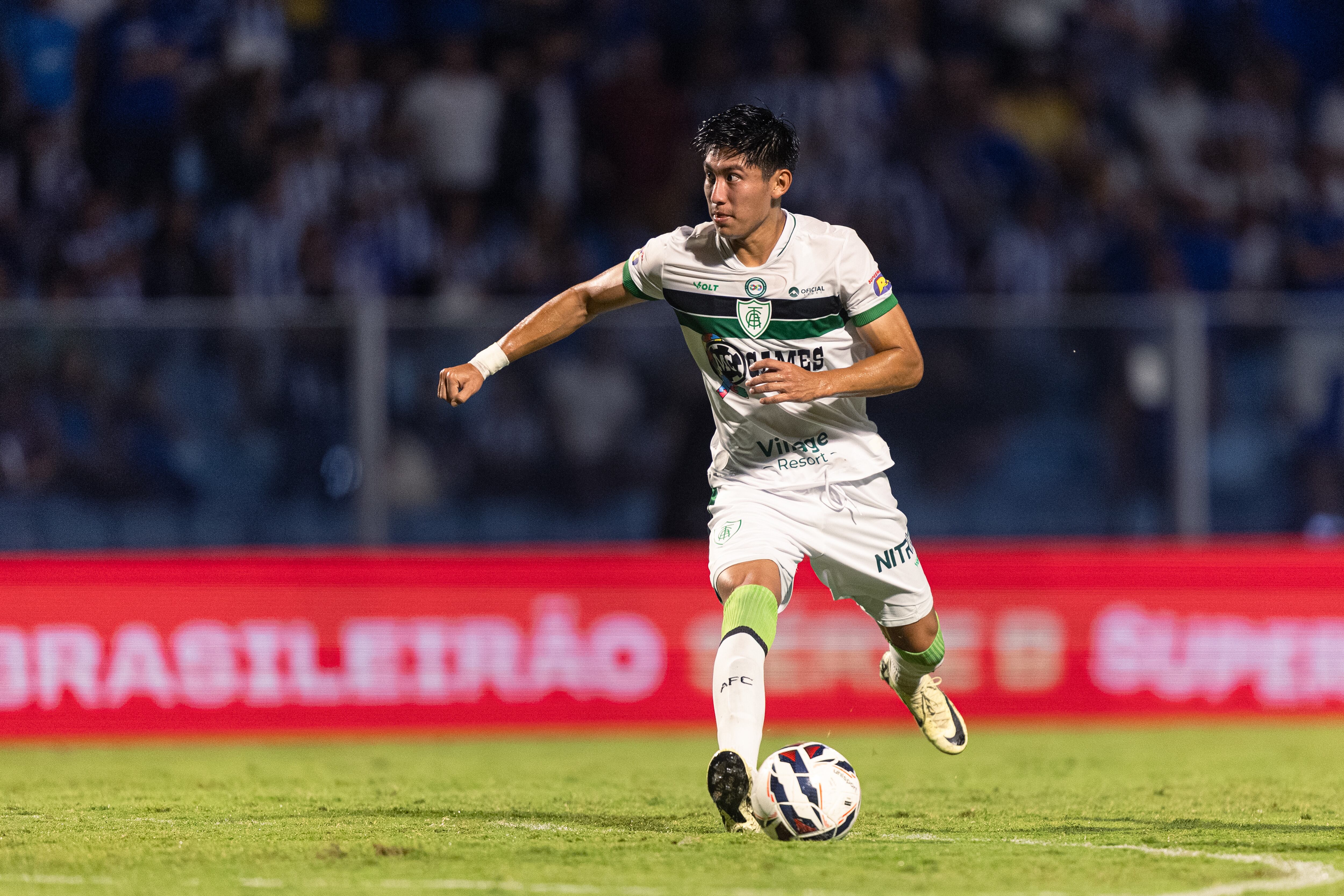 El mediapunta boliviano Miguel Terceros, conocido como Miguelito, fue detenido y posteriormente puesto en libertad por una supuesta ofensa de cuño racista contra un rival. EFE/ Beno Küster. 