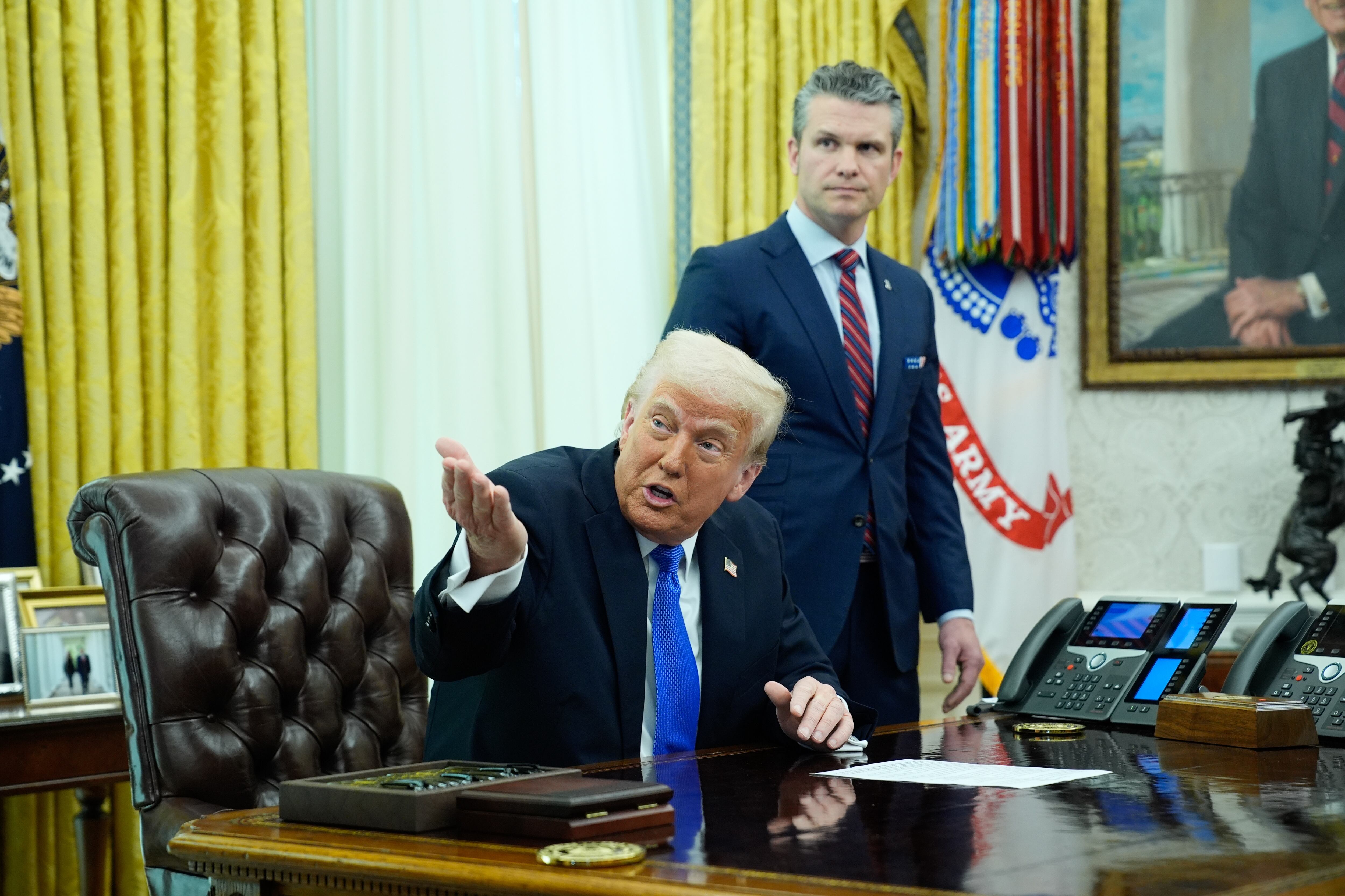 Donald Trump junto con el secretario de Defensa, Pete Hegseth. FOTO: EFE/ Yuri Gripas / POOL