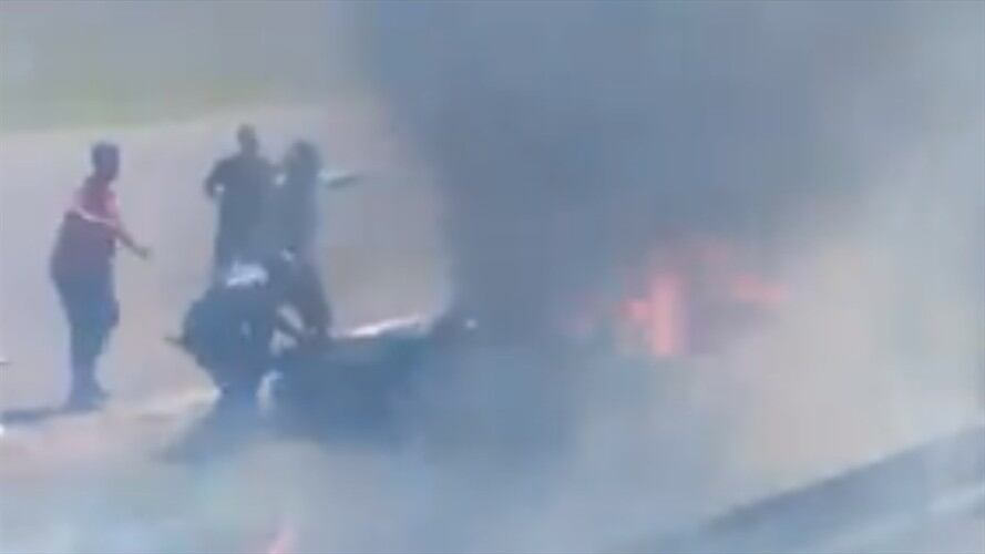 Angustia por piloto que quedó atrapado en su carro en llamas. Foto: Twitter: @CarburandoTV