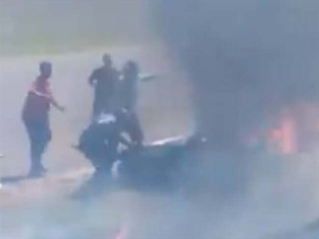 Angustia por piloto que quedó atrapado en su carro en llamas. Foto: Twitter: @CarburandoTV