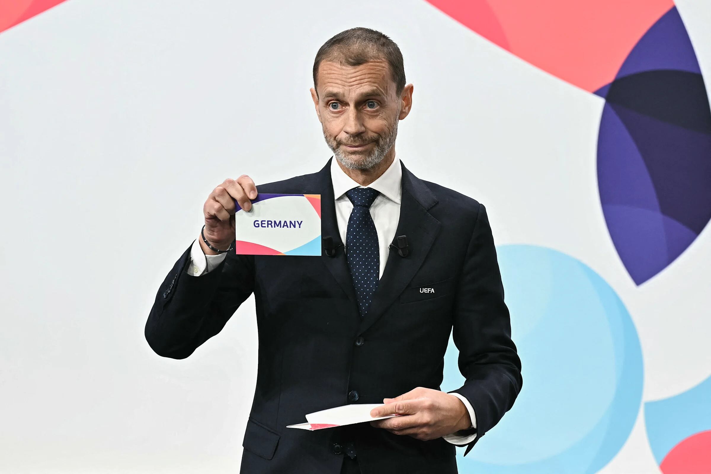 El presidente de la UEFA, Aleksander Ceferin muestra la papeleta con el nombre de Alemania, sede de la Eurocopa de 2029. FOTO: EFE/CYRIL ZINGARO