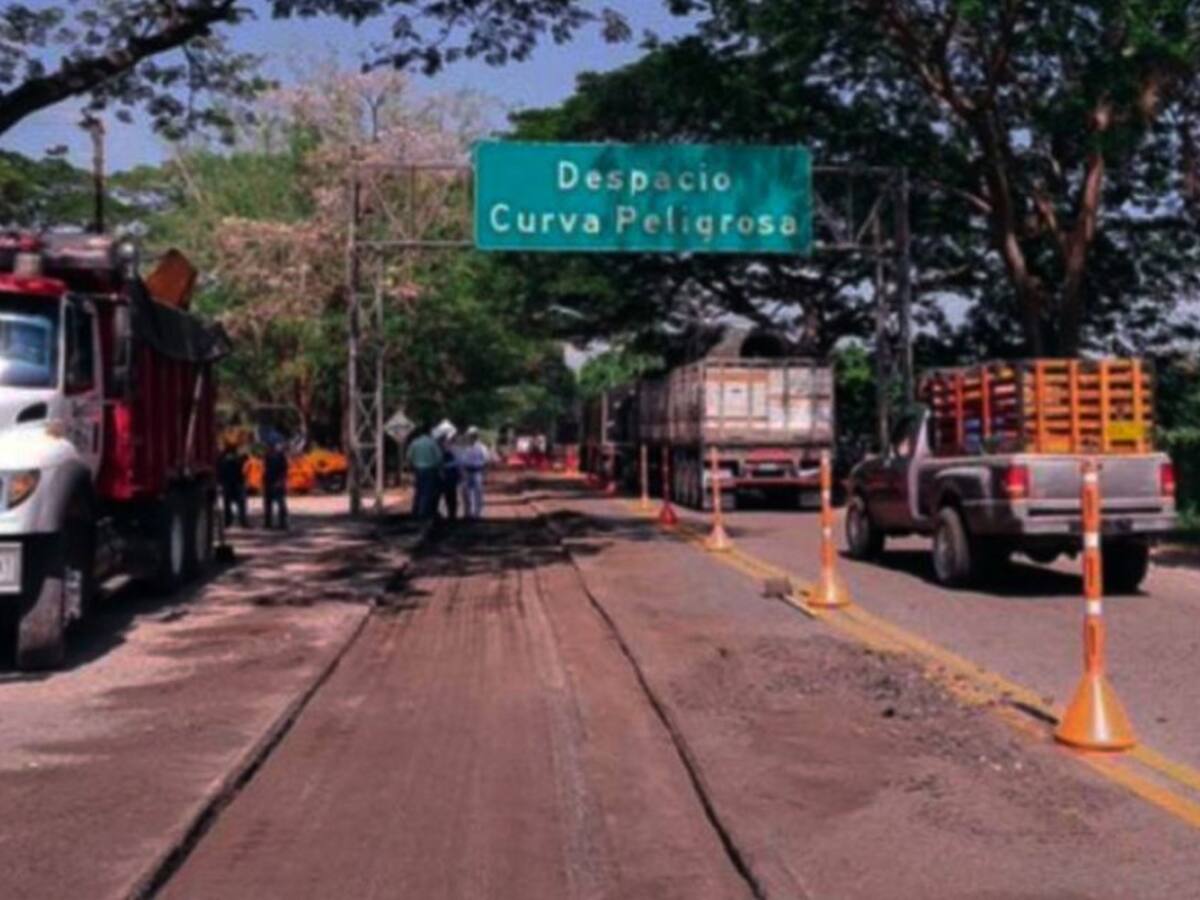 Deslizamiento en Ruta del Sol tiene afectada la movilidad en el importante corredor