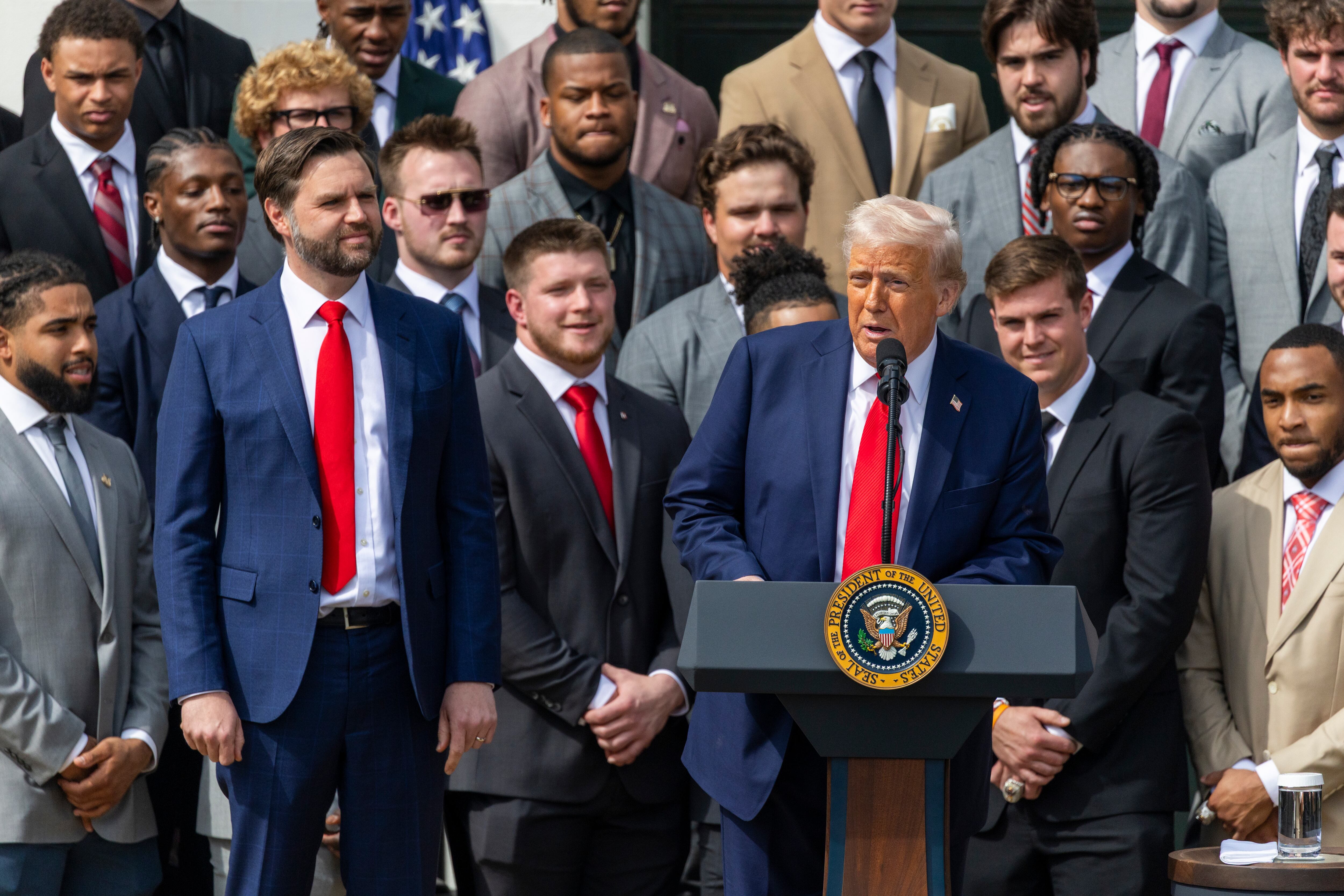 Donald Trump y JD Vance. FOTO: EFE/EPA/SHAWN THEW