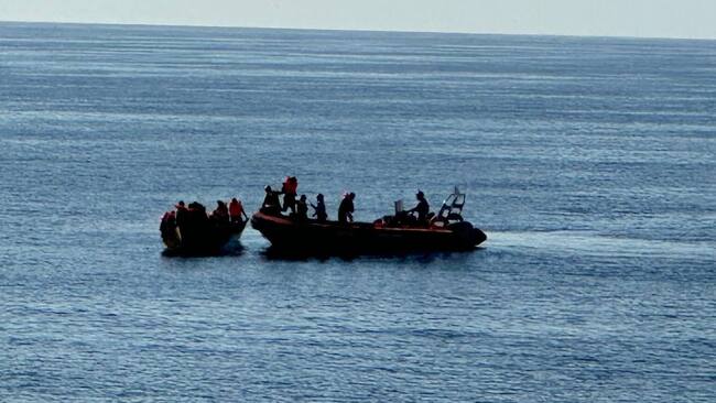 ROMA, 04/08/2023.-Más de 2.000 migrantes han desembarcado en las últimas horas en la isla de Lampedusa, el territorio italiano más cercano a África, mientras que las embarcaciones de Open Arms rescataron este jueves a cerca de otros 1.000 en el Mediterráneo y "la situación es crítica", aseguró hoy la ONG española. De las 2.168 personas que han llegado a la isla italiana en las últimas 36 horas, la pasada noche lo hicieron 790 y otras 200 esta mañana en 27 embarcaciones que fueron auxiliadas por las patrulleras de la Guardia Costera y de la Guardia de Finanzas, pero también por las tripulaciones de Open Arms y de Resqship. EFE/Esther Camps / Open Arms***SOLO USO EDITORIAL/SOLO DISPONIBLE PARA ILUSTRAR LA NOTICIA QUE ACOMPAÑA (CRÉDITO OBLIGATORIO)***