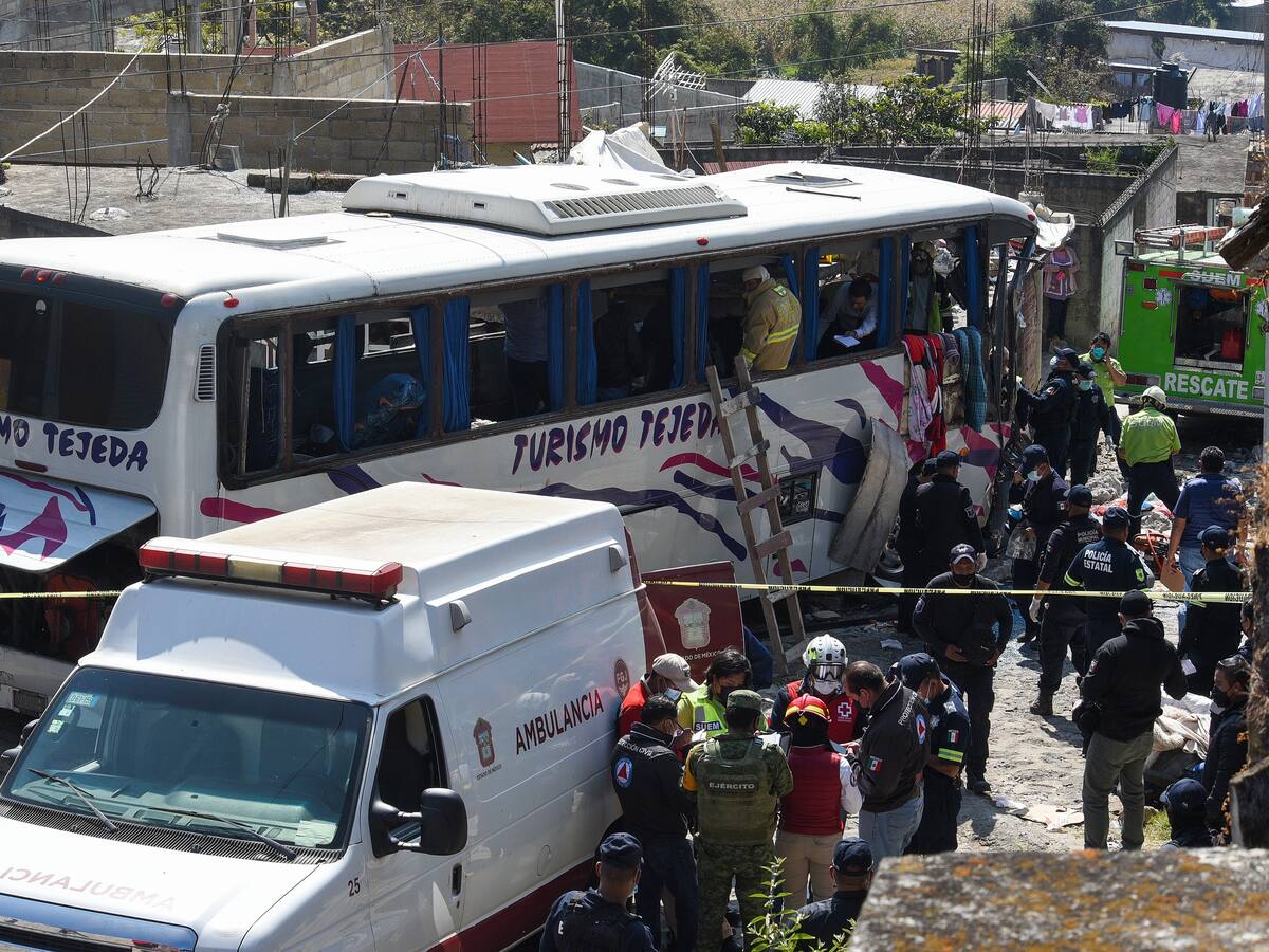 Al menos 19 muertos al chocar un autobús en el centro de México