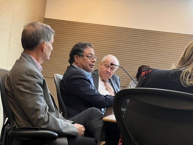 Gustavo Petro en reunión con Asocajas. Foto: Gustavo Petro