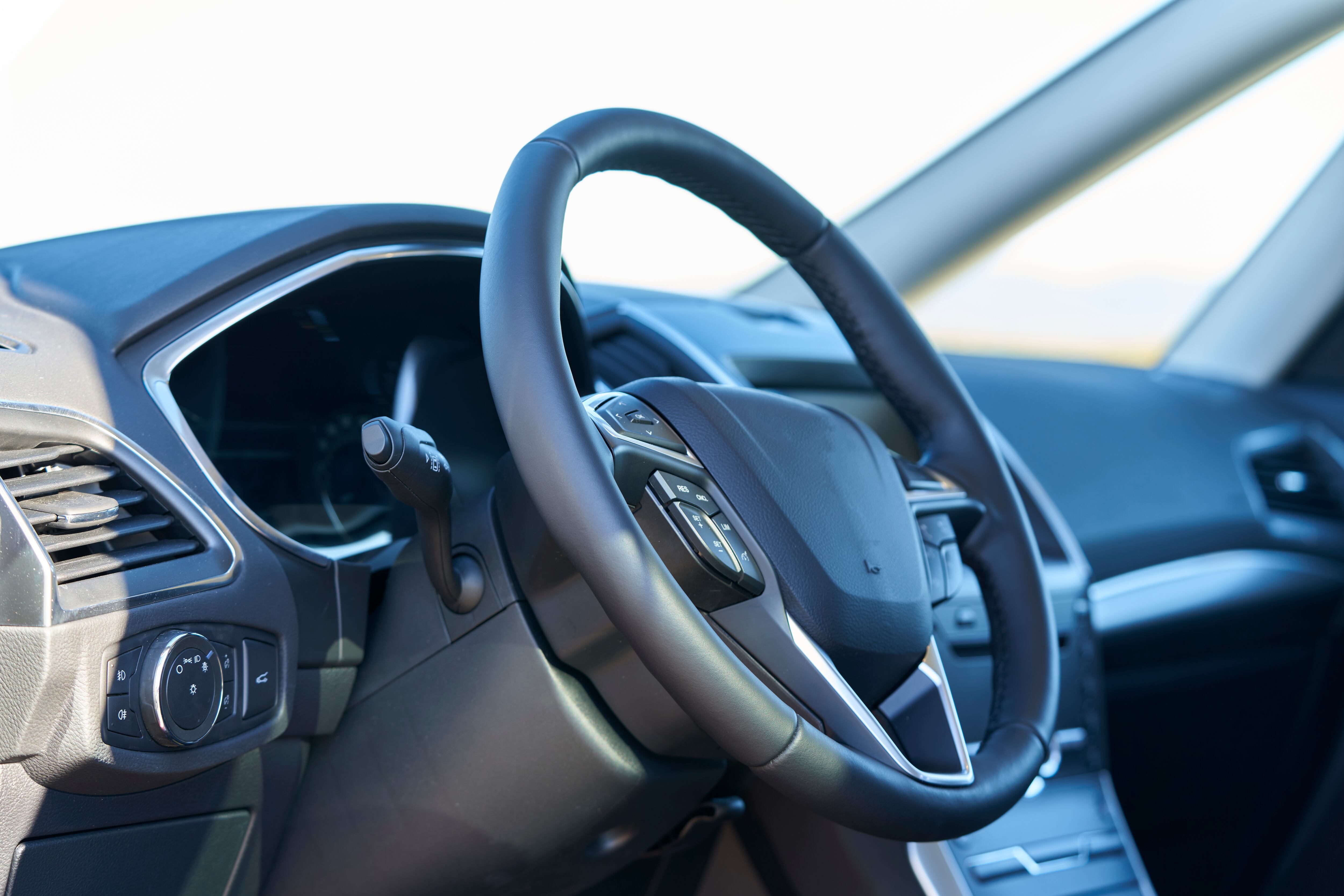 Volante y vista del interior de un vehículo con su panel de control / Foto: GettyImages