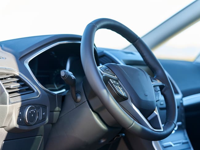 Volante y vista del interior de un vehículo con su panel de control / Foto: GettyImages
