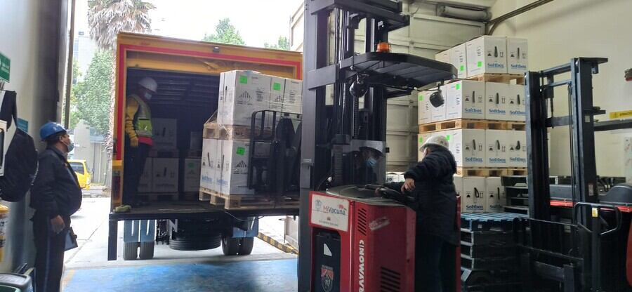 Colombia recibió otras 644.00 vacunas Pfizer donadas por España. Foto: Colprensa