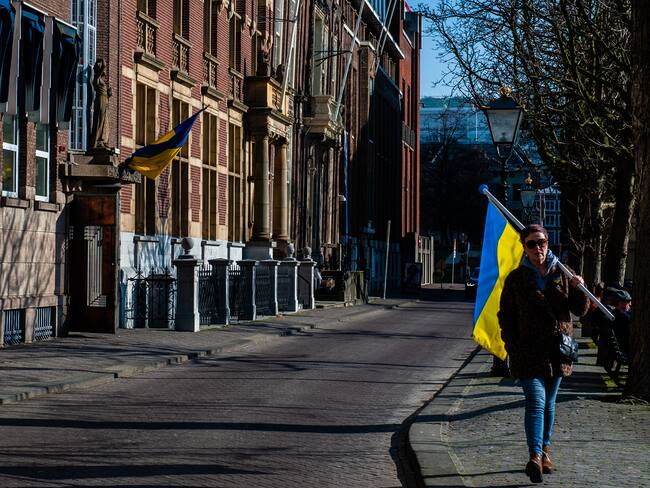 Foto de referencia de banderas en apoyo a Ucrania frente a la sede de la Comisión Europea. (Photo by Romy Arroyo Fernandez/NurPhoto via Getty Images)