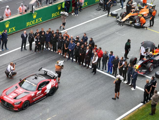 Minuto de silencio en homenaje a Dilano van't Hoff. Foto: Clive Rose / Getty Images