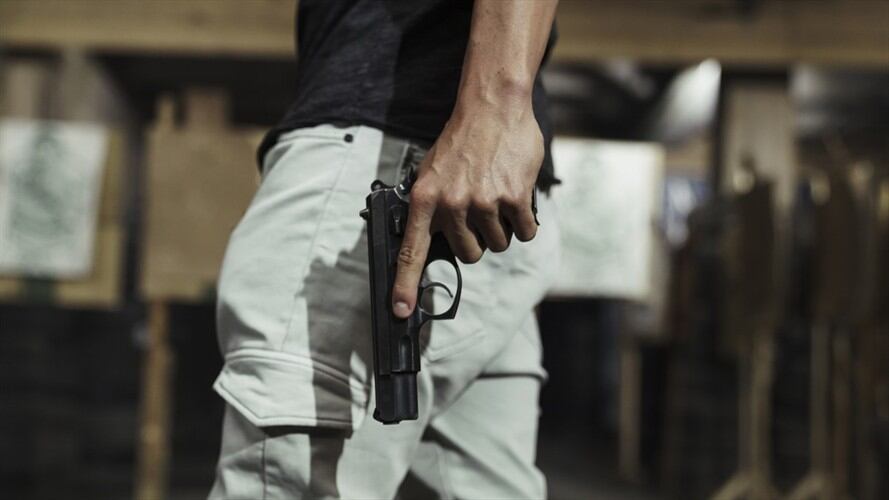 Imagen de referencia de una persona armada con una pistola. Foto: Getty Images / Westend61