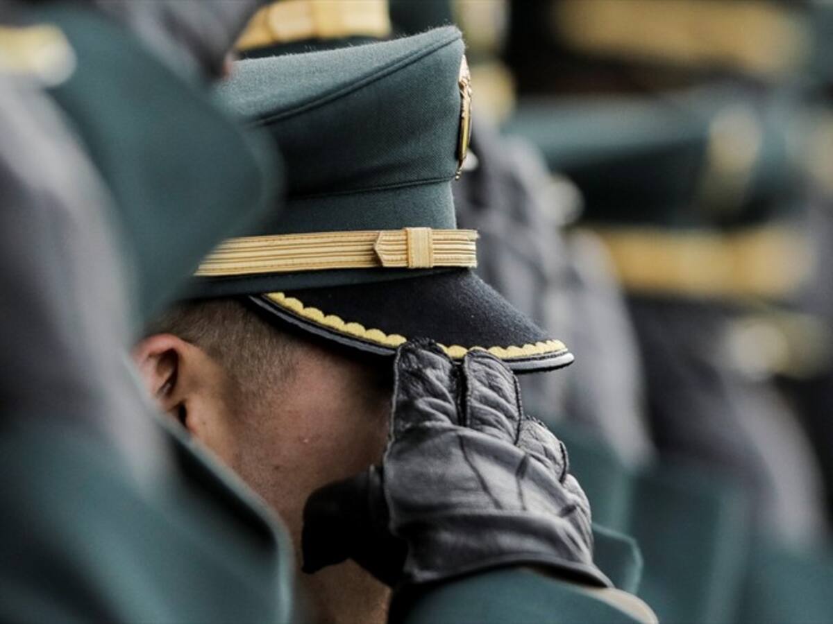 Por presuntas reuniones con personas investigadas habría salido director de la Dijín