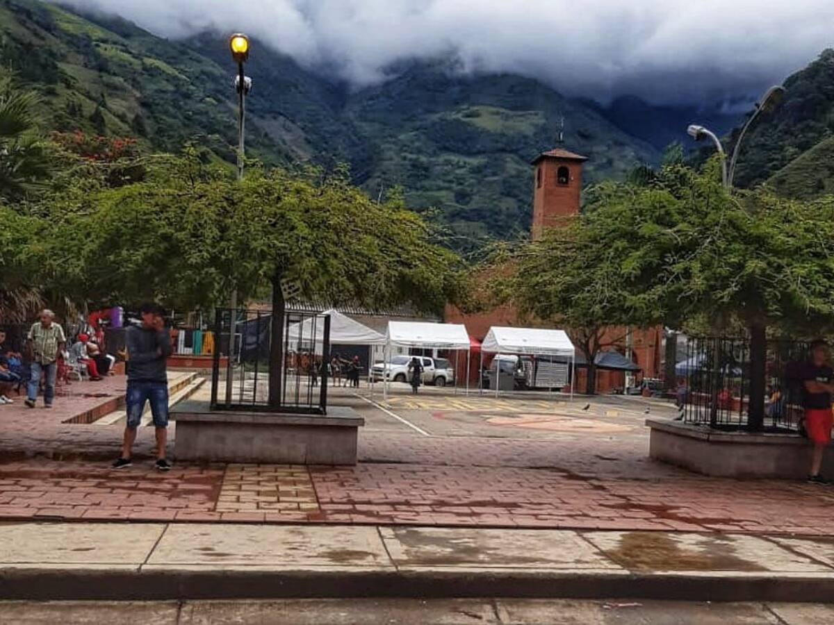 Los combates en Argelia, Cauca, tienen sin clases a más de 800 niños