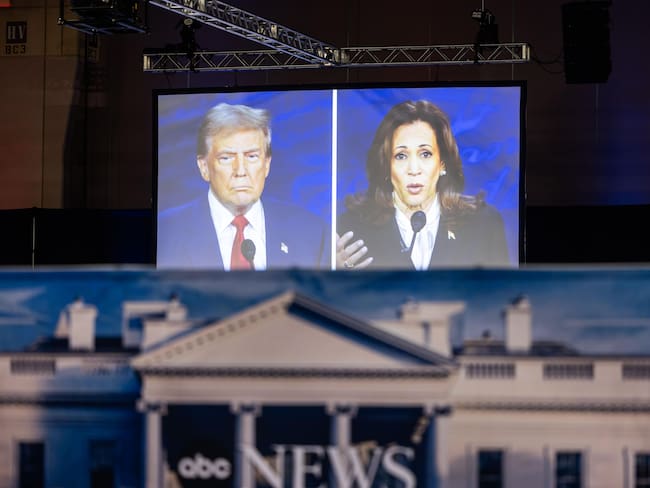 Philadelphia (United States), 10/09/2024.- Former US President Donald Trump and current Vice President Kamala Harris are seen on a large television during their presidential debate in the debate's press file in Philadelphia, Pennsylvania, USA, 10 September 2024. The two candidates faced off for 90 minutes in their only planned debate of the 2024 presidential election. (Filadelfia) EFE/EPA/JIM LO SCALZO