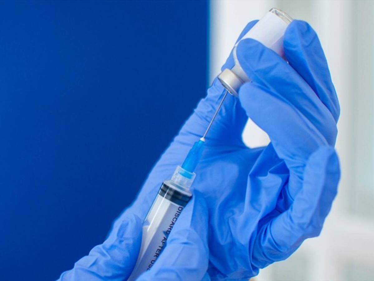 Expertos dicen que sí sería posible producir vacunas de COVID-19 en Colombia