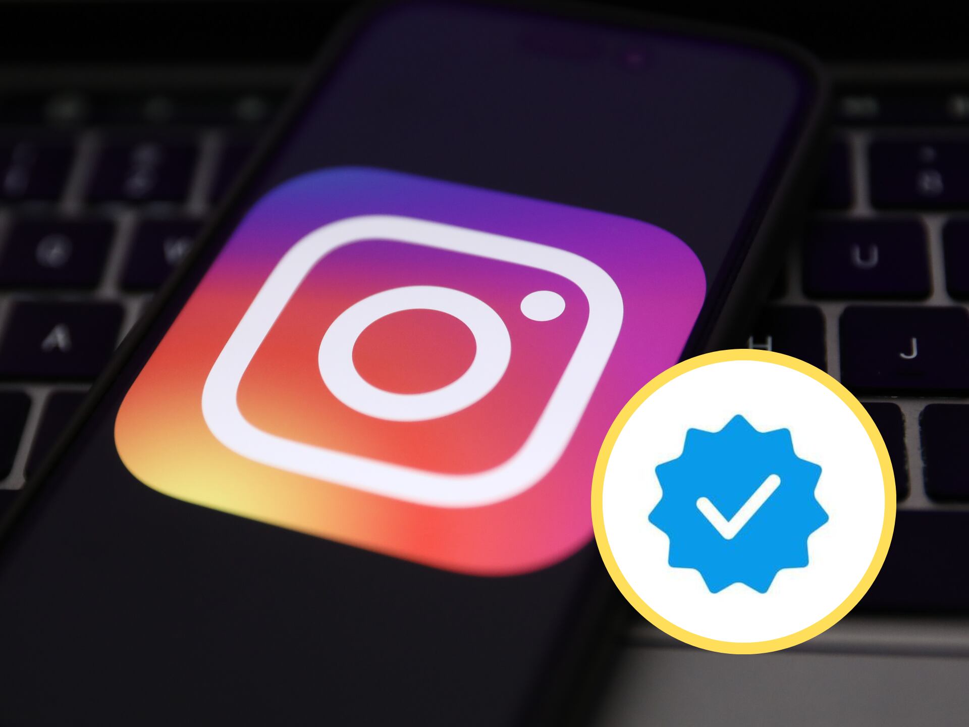 Celular con el logo de Instagram. En el círculo, imagen del logo de verificación (Fotos vía GettyImages y redes sociales)