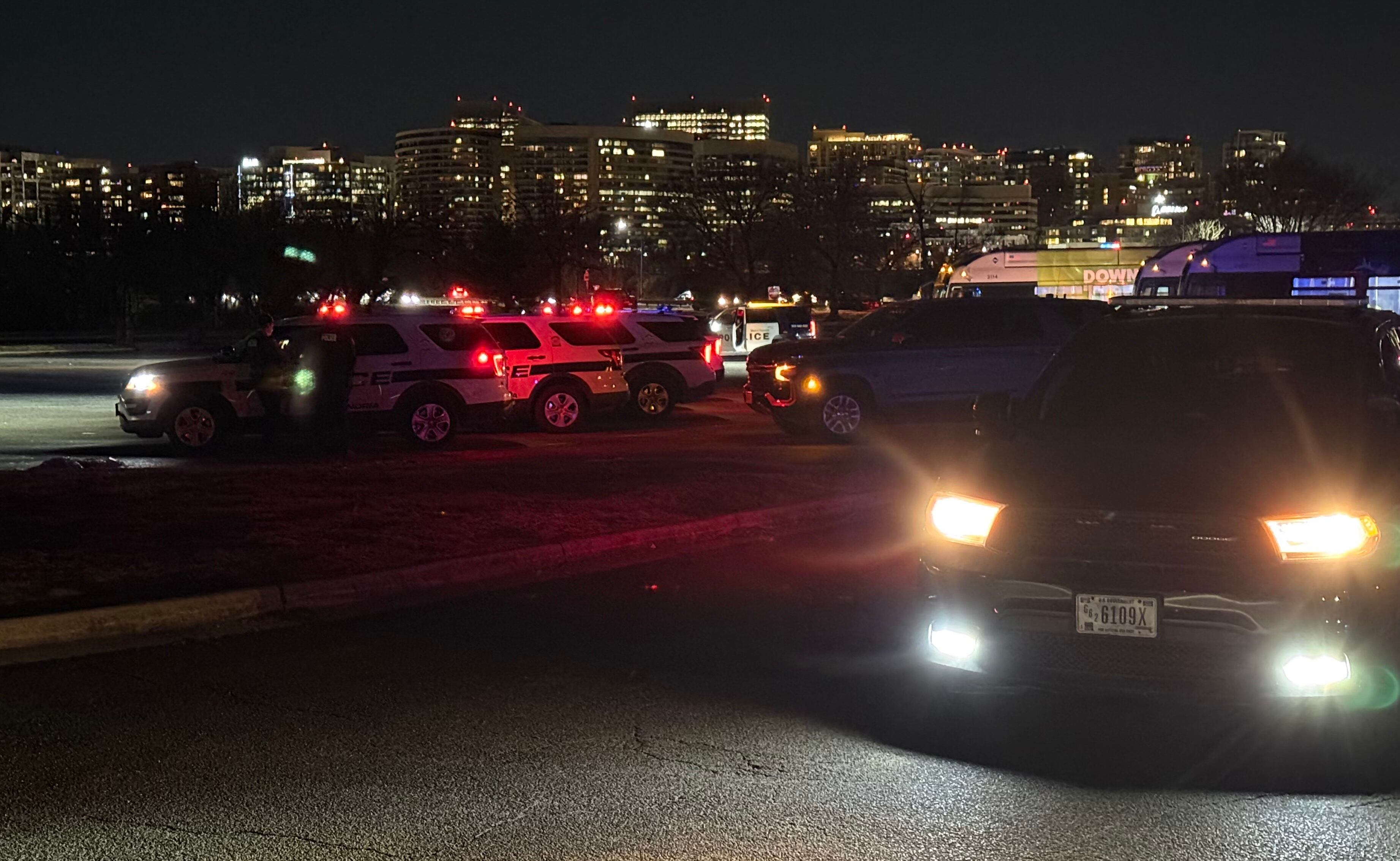 WASHINGTON (ESTADOS UNIDOS), 29/01/2025.- Integrantes del departamento de Policía de Washington DC trabajan en la zona de un accidente aéreo.
