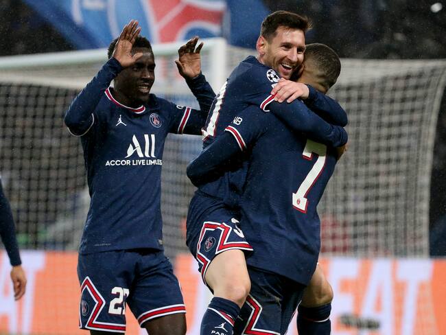 Lionel Messi y Kylian Mbappé celebrando un gol del PSG ante el Brujas