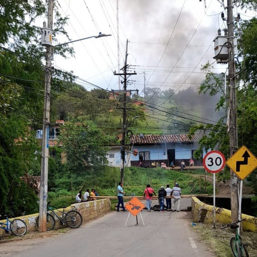 Los comerciantes también realizaron bloqueos por afectaciones económicas que les ha traído la disputa de tierras. Crédito: Red de Apoyo Cauca. 