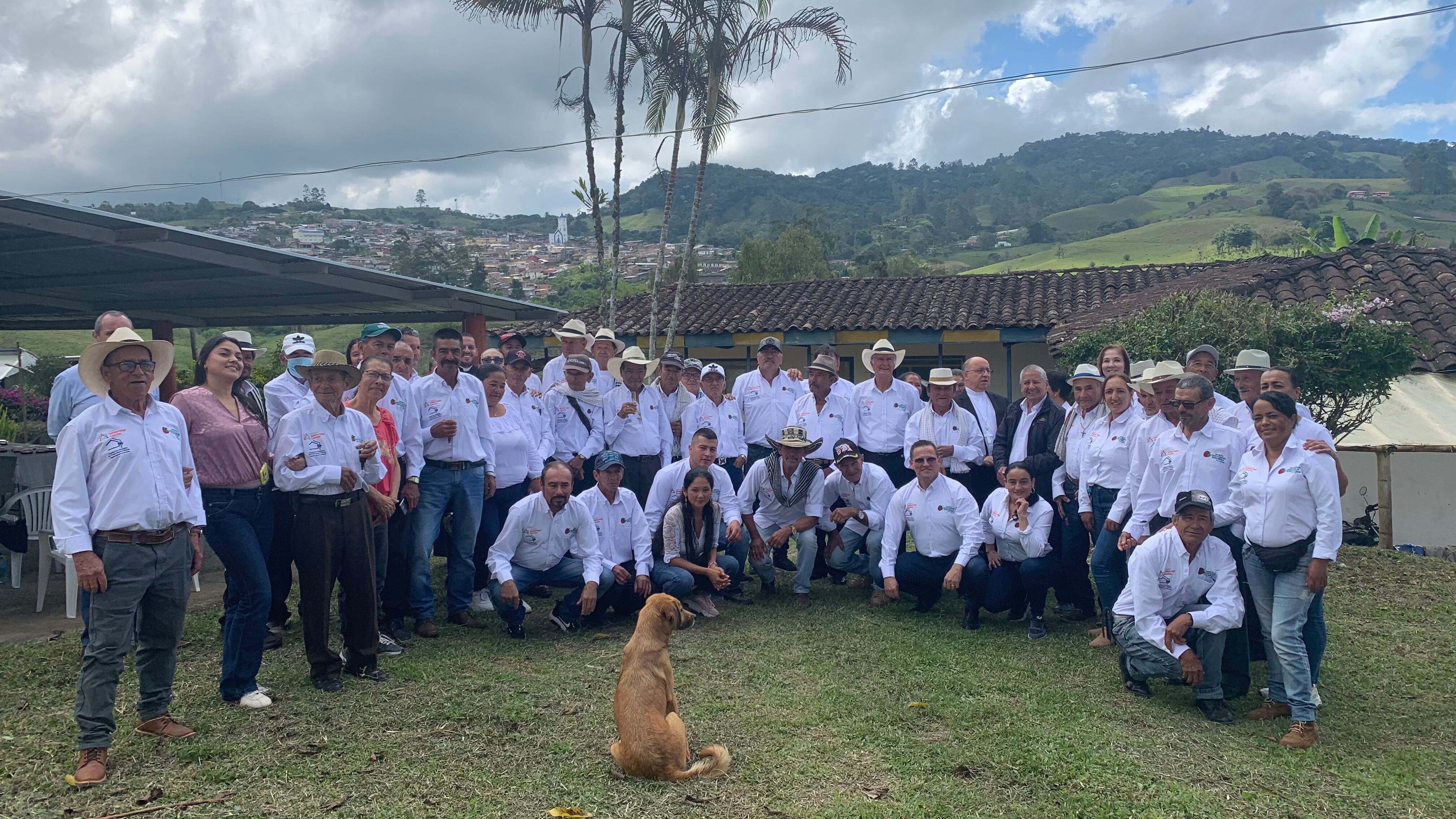 La Granja Agroecológica de Versalles está ubicada en Valle del Cauca y es un espacio donde 45 campesinos mayores de 60 años se reúnen diariamente a cosechar moras, producto que ya cuenta con compradores aliados como Postobón. | Foto: cortesía Fundación Saldarriaga Concha