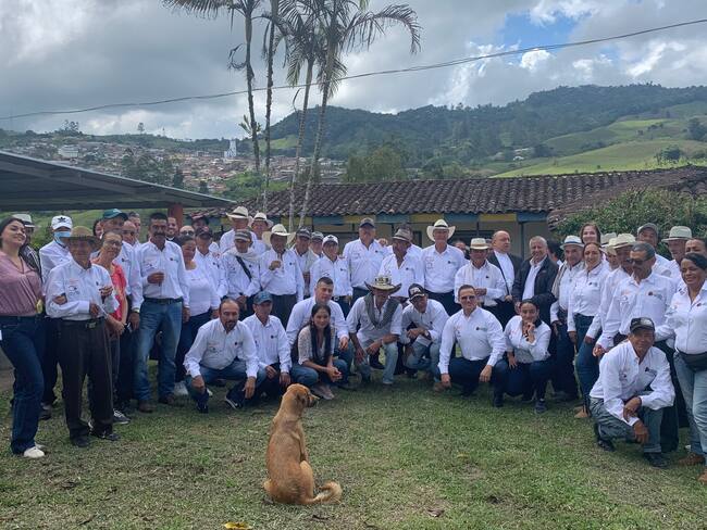 La Granja Agroecológica de Versalles está ubicada en Valle del Cauca y es un espacio donde 45 campesinos mayores de 60 años se reúnen diariamente a cosechar moras, producto que ya cuenta con compradores aliados como Postobón. | Foto: cortesía Fundación Saldarriaga Concha