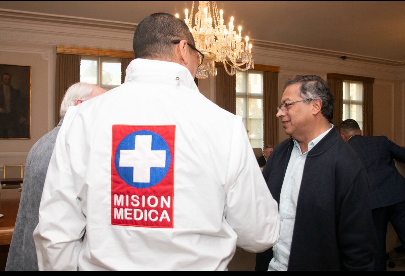 Petro, junto con equipo de salud del Gobierno. Foto: Presidencia