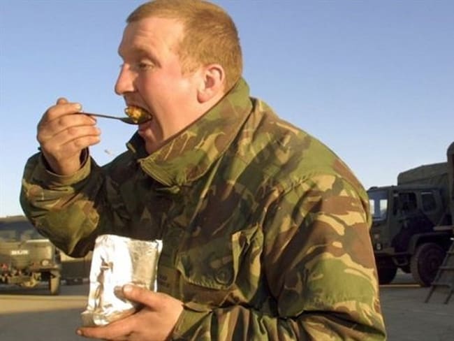 Los soldados llevan comida lista para consumir.. Foto: BBC Mundo