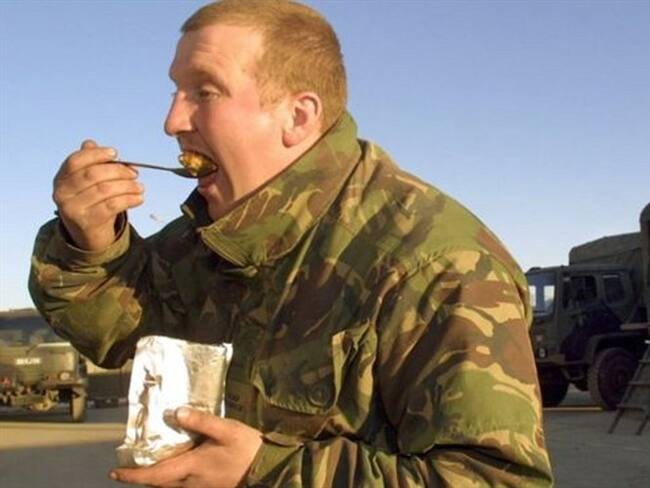 Los soldados llevan comida lista para consumir.. Foto: BBC Mundo