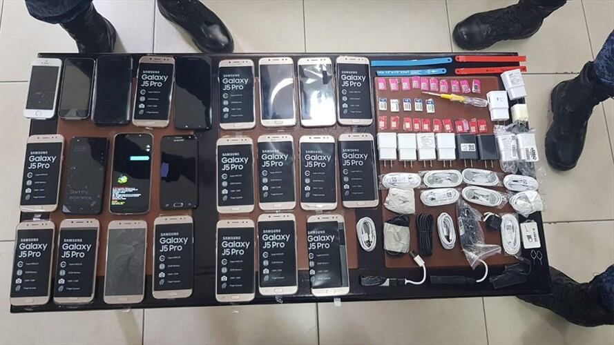 Bajo un yeso, una mujer intentó ingresar 24 celulares a La Picota. Foto: Inpec