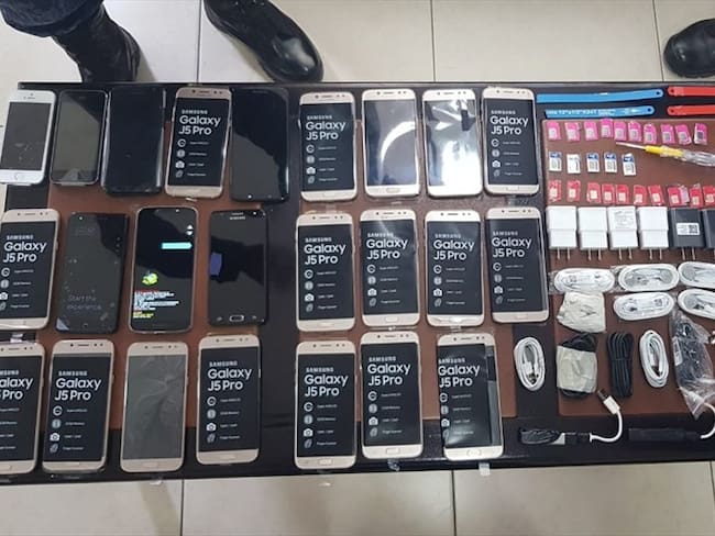 Bajo un yeso, una mujer intentó ingresar 24 celulares a La Picota. Foto: Inpec