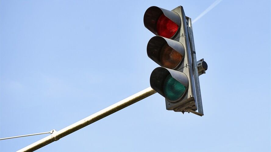 La Secretaría de Movilidad ya comenzó a cambiar los semáforos de Bogotá por semáforos inteligentes. Foto: Getty Images