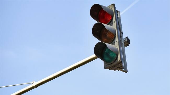 La Secretaría de Movilidad ya comenzó a cambiar los semáforos de Bogotá por semáforos inteligentes. Foto: Getty Images