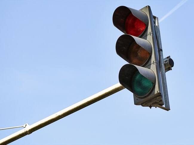 La Secretaría de Movilidad ya comenzó a cambiar los semáforos de Bogotá por semáforos inteligentes. Foto: Getty Images